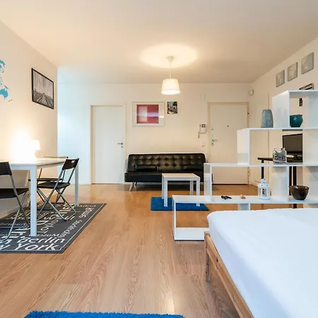 Апартаменты Warm And Bright Studio
